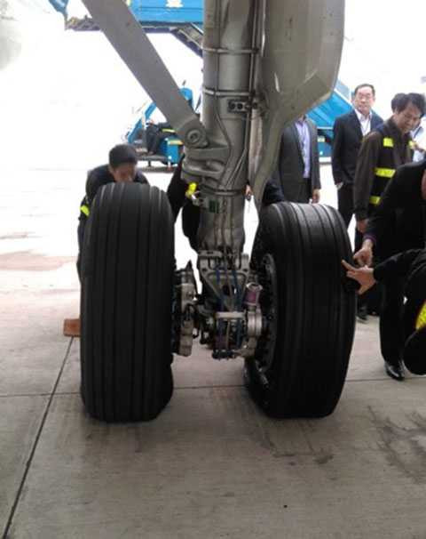 Kiểm tra lốp máy bay sau khi hạ cánh. Ảnh: Người Lao Động. Kiểm tra lốp máy bay sau khi hạ cánh. Ảnh: Người Lao Động.