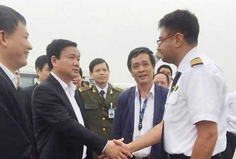Bộ trưởng Giao thông Vận tải Đinh La Thăng chúc mừng phi hành đoàn điều khiển máy bay hạ cánh an toàn. Ảnh: Báo Giao thông. Bộ trưởng Giao thông Vận tải Đinh La Thăng chúc mừng phi hành đoàn điều khiển máy bay hạ cánh an toàn. Ảnh: Báo Giao thông.