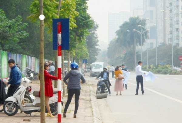 Đội quân môi giới đứng ngay vỉa hè, chỉ cần chờ khách đi qua là xông ra mời gọi tư vấn