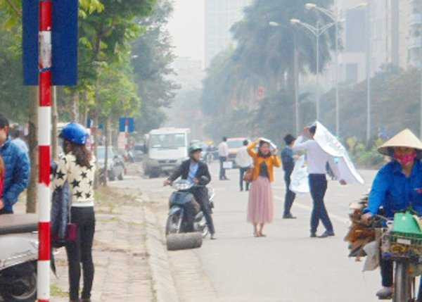  Bản vẽ đội lên đầu để tư vấn, còn dùng che nắng