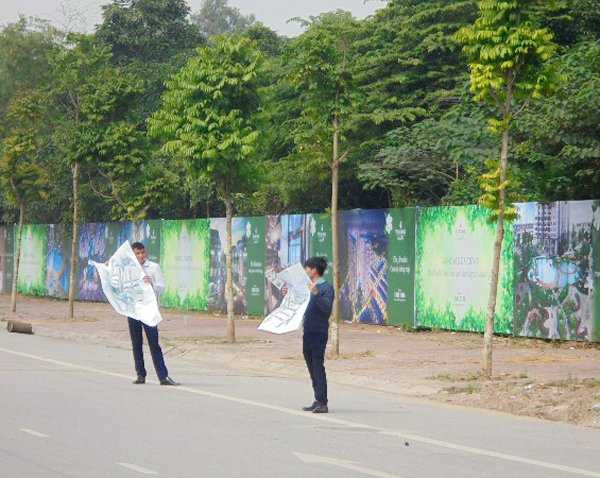  Dàn hàng ngay vỉa hè