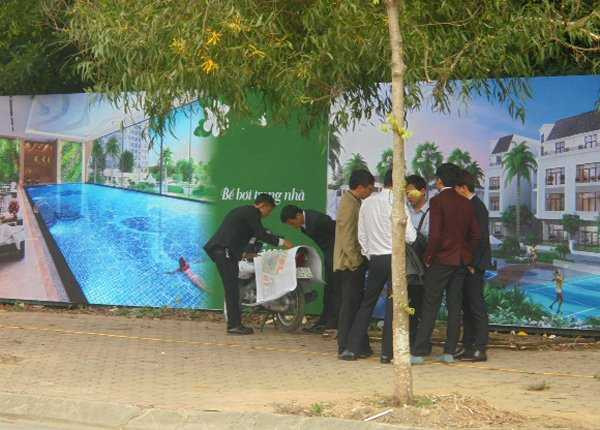 Khách xem nhà cũng vô tư trên vỉa hè