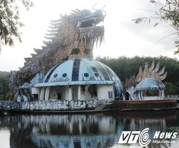 Thủy Cung một trong những hạng mục công trình có quy mô hoành tráng bậc nhất tại khu du lịch sinh thái Hồ Thủy Tiên sau nhiều năm bị bỏ hoang đã trở nên hoang phế, xuống cấp nghiêm trọng.