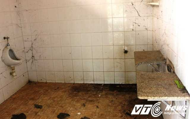 Một nhà vệ sinh bám đầy mạng nhện, bụi bẩn tại khu khán đài sóng nhạc.