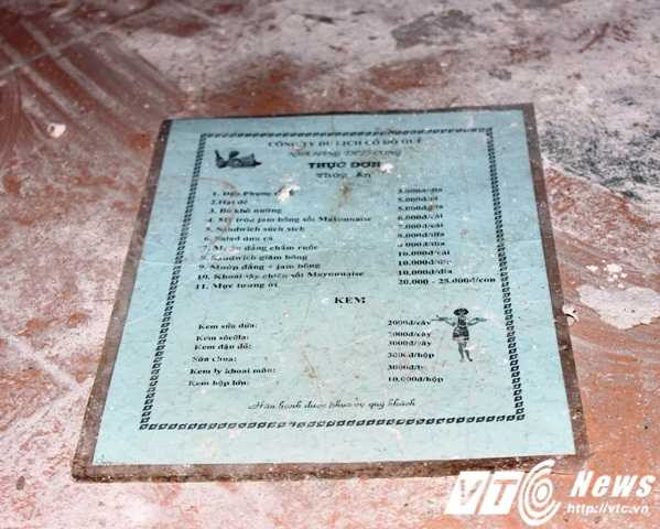 Tại Thủy cung đã từng là nhà hàng cung cấp đồ ăn, nước giải khát nhưng bây giờ chỉ còn là rác và tờ menu chỏng chơ giữa nền nhà.