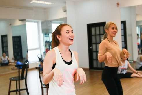 Dù tập luyện căng thẳng, Mỹ Tâm vẫn tươi cười vui vẻ trên sàn tập.