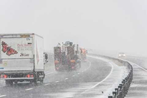 Giao thông khó khăn vì tuyết quá dày Giao thông khó khăn vì tuyết quá dày