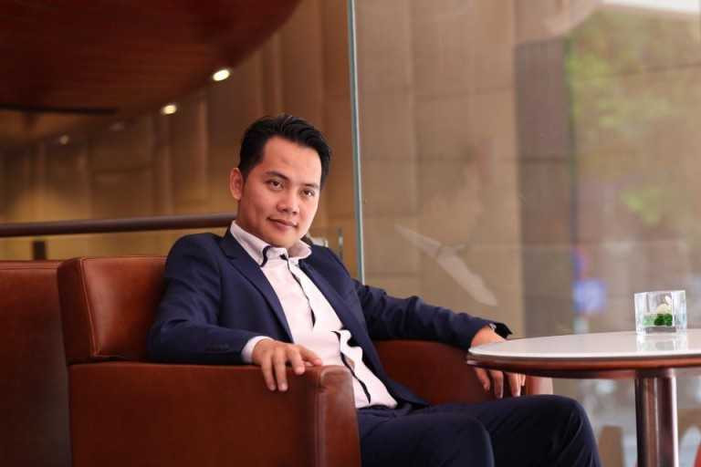 Phan Công Chánh, thanh niên dán tiền lên người.