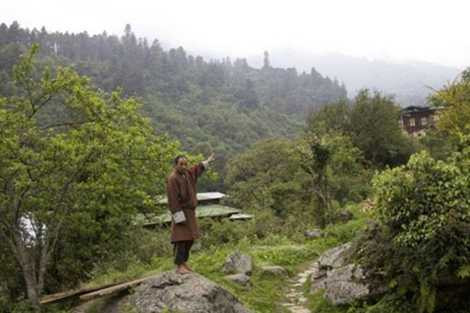 Norbu chỉ tay về phía anh từng phát hiện cái hang của người Tuyết trên núi. Norbu chỉ tay về phía anh từng phát hiện cái hang của người Tuyết trên núi.