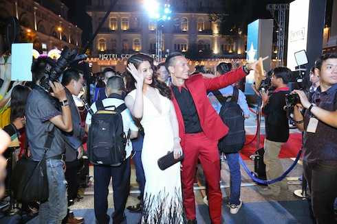 Trương Ngọc Ánh diện đầm xẻ sexy bên Kim Lý.