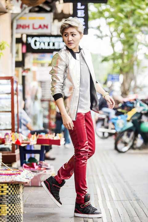 Vicky Nhung từng được nhiều người biết đến qua ca khúc hit “Một nhà” với hơn 4 triệu lượt xem trên kênh Youtube, sau đó là một loạt ca khúc cover khác gây sốt cộng đồng mạng.