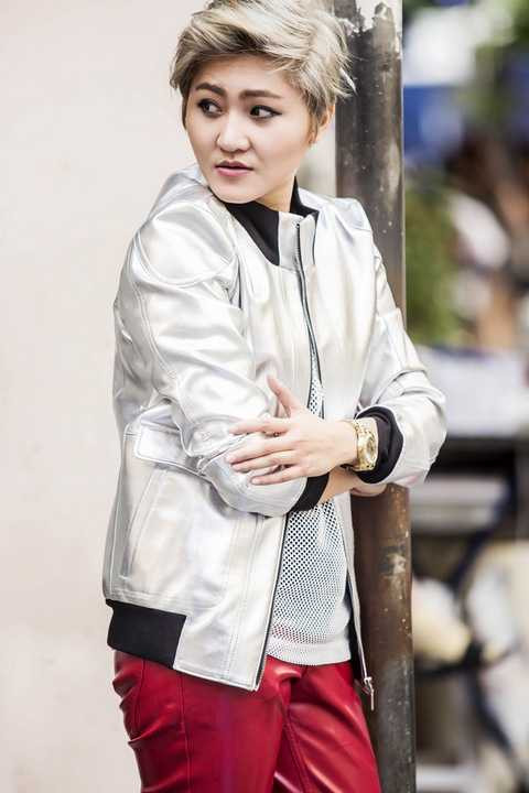 Từ trước đến nay, Vicky Nhung ngoài việc gây ấn tượng với phong cách âm nhạc phóng khoáng, cá tính, cô còn gây chú ý bởi gu thời trang mạnh mẽ của mình.Với việc luôn trung thành với phong cách tomboy ngoài đời thường lẫn trên sân khấu, nhiều khán giả từng đặt ra nghi vấn về giới tính của nữ ca sĩ.