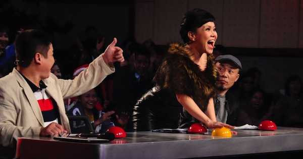 Việt Hương phấn khích bấm nút vàng cho chàng trai khiếm thị 16 tuổi.