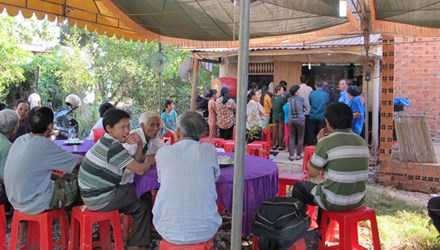 Nhiều người dân đến chia buồn cùng gia đình. Ảnh: Dân Trí.