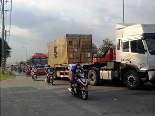 Giao thông qua khu vực kẹt xe kéo dài.