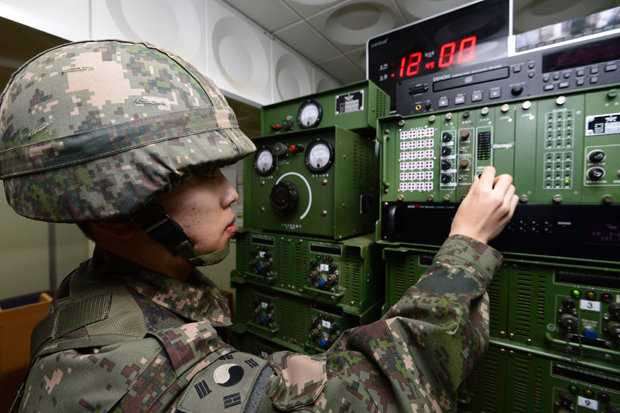 Binh lính Hàn Quốc bên bảng điều khiển dàn loa công suất lớn hướng về Triều Tiên Binh lính Hàn Quốc bên bảng điều khiển dàn loa công suất lớn hướng về Triều Tiên