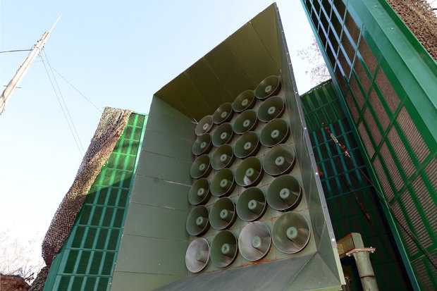 Dàn loa công suất lớn của Hàn Quốc phát đi nhiều ca khúc bị Triều Tiên cho là có nội dung bôi nhọ nhà lãnh đạo Kim Jong-un Dàn loa công suất lớn của Hàn Quốc phát đi nhiều ca khúc bị Triều Tiên cho là có nội dung bôi nhọ nhà lãnh đạo Kim Jong-un