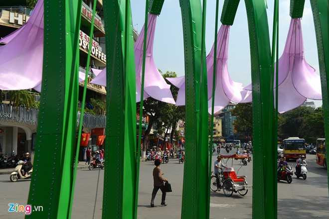 Phần thân tượng trưng cho cành hoa được làm bằng khung thép mỏng.