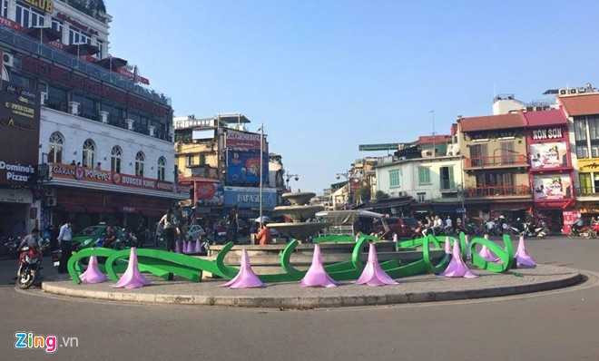 Tuy nhiên, chiều cùng ngày, ông Động cho hay, sau khi khảo sát, Sở đã cho tháo dỡ đài hoa để sửa lại cả kiểu dáng lẫn màu sắc theo góp ý của người dân. Ảnh: Hiếu Nguyễn.