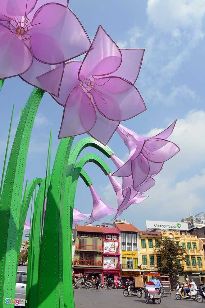 Ban đêm, hoa sẽ phát ra các màu xanh, vàng, đỏ... nhờ hệ thống đèn LED.