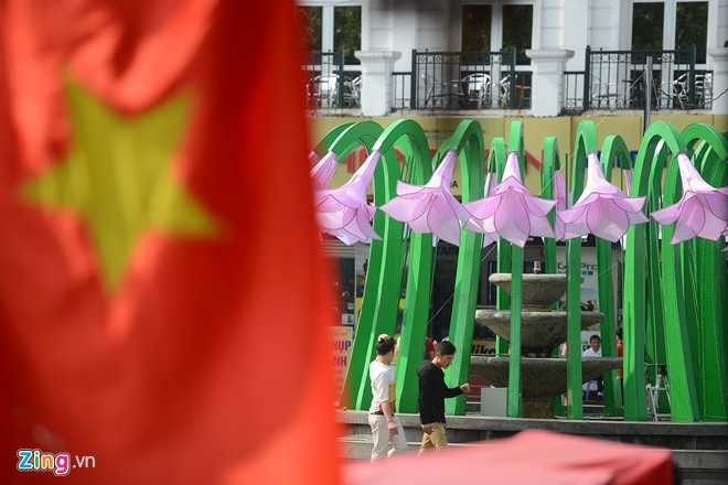 Sáng nay, đích thân tôi cùng một số cán bộ, chuyên gia xuống xem xét công trình. Tôi đã yêu cầu chỉnh sửa một số hạng mục nhỏ cho phù hợp hơn như màu sơn của đế đài hoa, để người dân nhìn sẽ thấy dễ chịu hơn, ông Động nói.