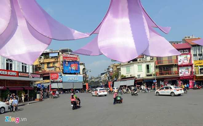 Ông Động cũng cho biết, ban đêm đài hoa này rất đẹp vì được làm bằng công nghệ LED, còn ban ngày trông chưa đẹp nên Sở sẽ cho chỉnh sửa để hài hòa hơn khi hoàn thành công trình.