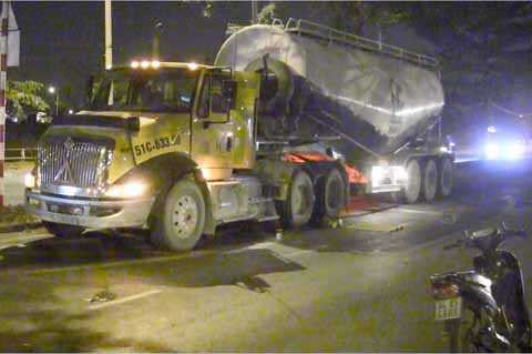 Đang lái xe bồn, tài xế bất ngờ ói ra máu gục chết bên đường