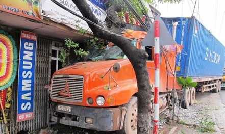 Đang treo cờ trước cửa nhà, tổ trưởng dân phố bị container tông chết