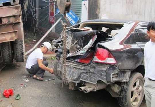 Đang treo cờ trước cửa nhà, tổ trưởng dân phố bị container tông chết