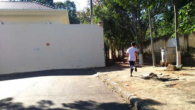 Tường rào trụ sở HĐND và UBND tỉnh chắn ngang đường Phạm Hồng Thái. Ảnh: M. Q