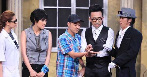 Hoài Linh, Trấn Thành xem bói cho các khách mời.