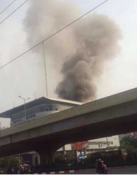 Khói đen nghi ngút cao hàng chục mét ở Toyota Mỹ Đình