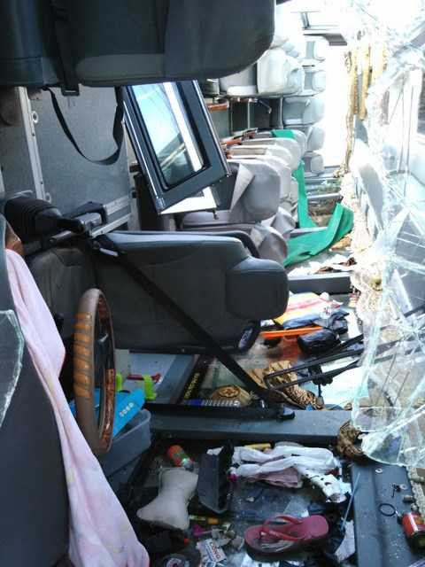 Kinh hoàng xe đám hỏi đâm sập mái nhà dân, lật nghiêng giữa đường