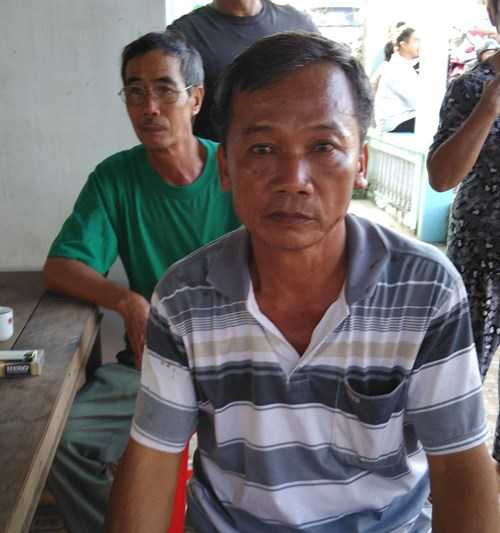 Ông Lê Văn Tua, 56 tuổi ở ấp Đông Hải, xã Đại Hải (Kế Sách, Sóc Trăng) buồn bả nói: “Cả gia đình trong dòng họ đi đám hỏi con trai ở TPHCM nhưng mới đến đây bị nạn”. Nhớ lại giây phút kinh hoàng, ông Tua kể: “Tôi cùng mọi người đang ngồi trên xe bỗng dưng nghe cái “rầm” rồi xe lật nhào. May được người dân giúp kéo mọi người ra ngoài”. 