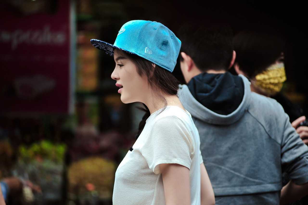 Cô đi thăm thú chợ Cồn cùng một nhóm bạn, và có vẻ như họ đang đi nghỉ ngơi tại thành phố Đà Nẵng xinh đẹp.