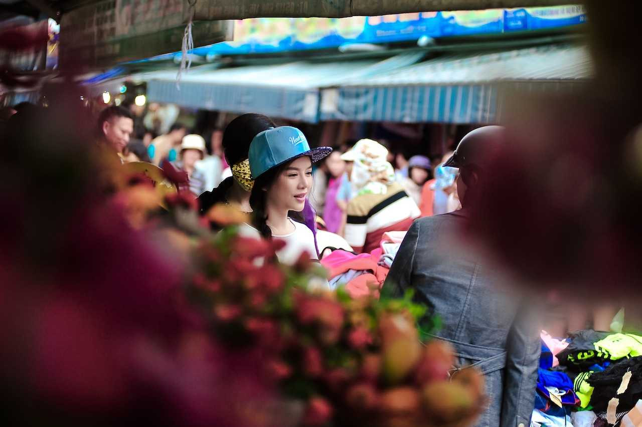 Cô cùng nhóm bạn khá thoải mái, thích thú đi thăm thú một vài cửa hàng ăn, những điểm bán hàng đặc sản kiểu vỉa hè trong chợ. Đây dường như là những giây phút thư giãn, đi thăm chợ búa khá ít ỏi của Lý Nhã Kỳ mà cánh phóng viên vô tình ghi lại được.