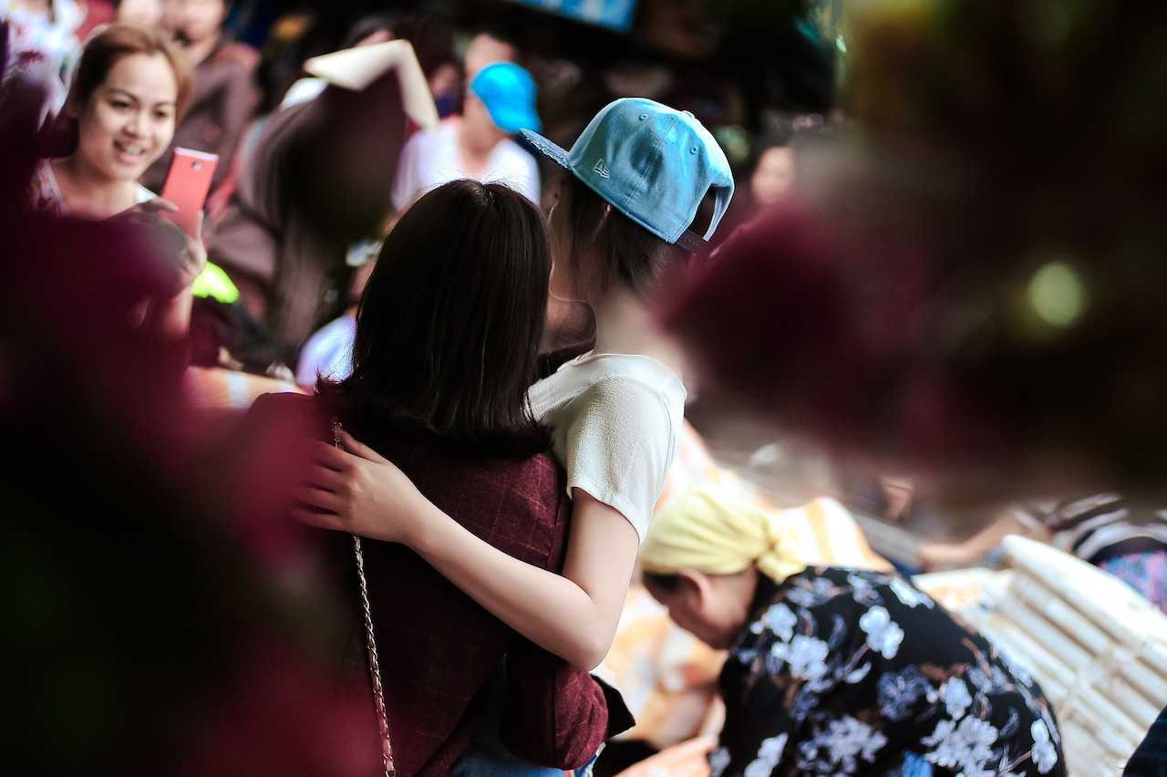 Lý Nhã Kỳ diện áo pull trắng, quần ống rộng, đội mũ tomboy rát dễ thương xinh đẹp, và chỉ sau ít phút xuất hiện, cô ngay lập tức bị người dân phát hiện ra và ào tới xin chụp hình tự sướng.