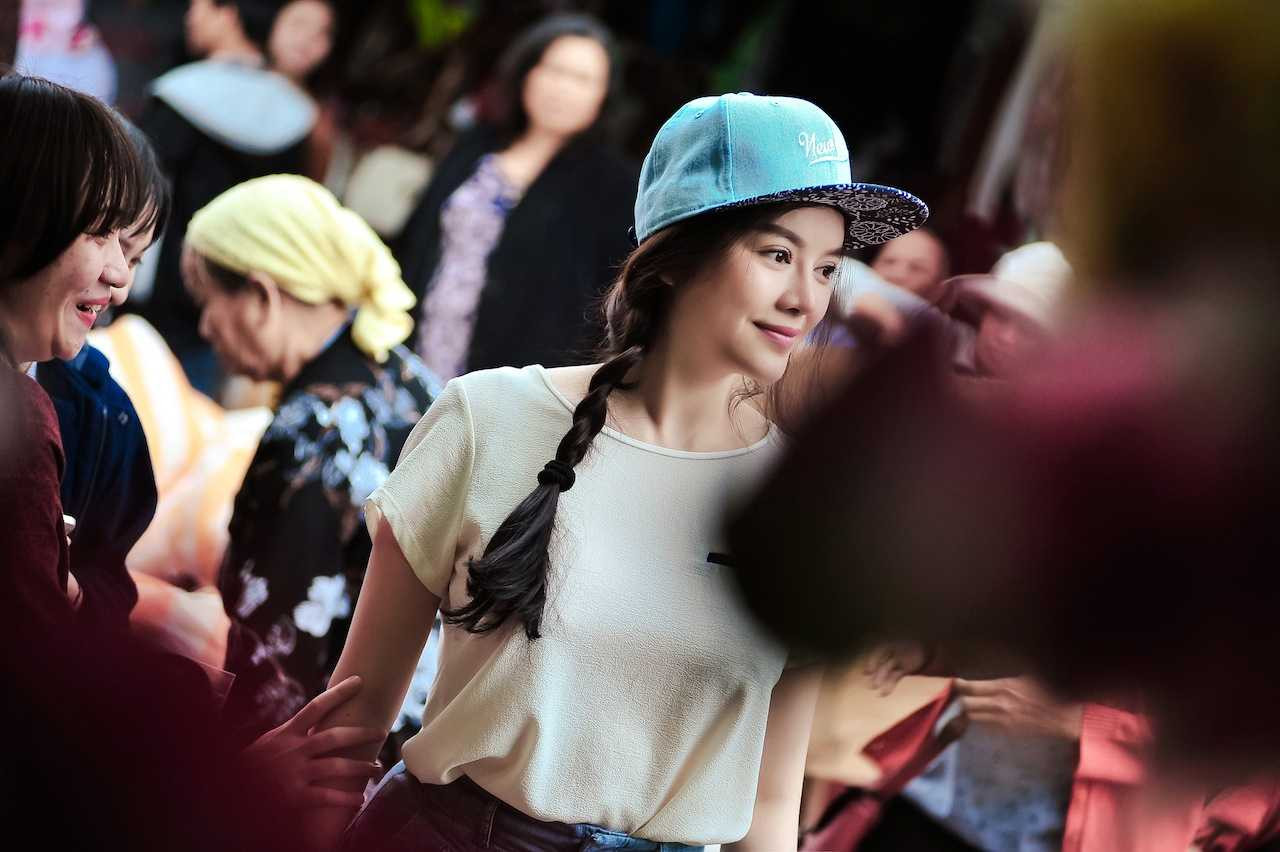 Cả khu chợ Cồn xôn xao, náo nhiệt vì Lý Nhã Kỳ. Rất nhiều người dân háo hức đến mức, nhiều người nói thật to rằng họ không ngờ Lý Nhã Kỳ bên ngoài lại xinh đẹp đến thế.