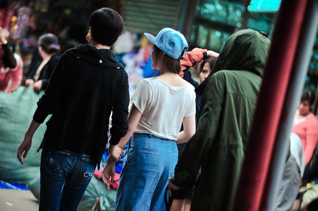 Sau khi chọn một số món đồ ăn vặt yêu thích, Lý Nhã Kỳ cùng nhóm bạn nhanh chóng lên xe và ra khỏi chợ.