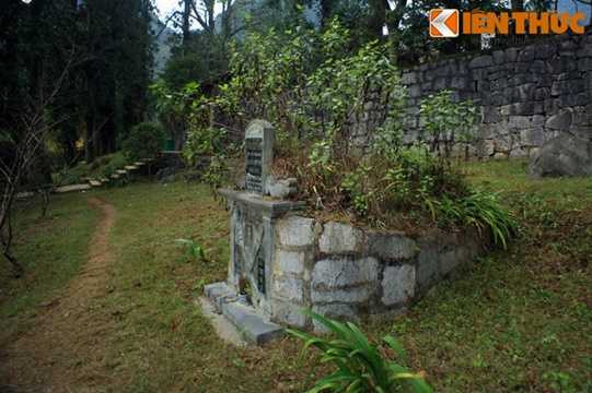 Cạnh lối vào khu dinh thự Vua Mèo nổi tiếng ở cao nguyên đá Đồng Văn có một ngôi mộ được xây cất bằng đá theo lối cổ của người H'Mông trong vùng. 