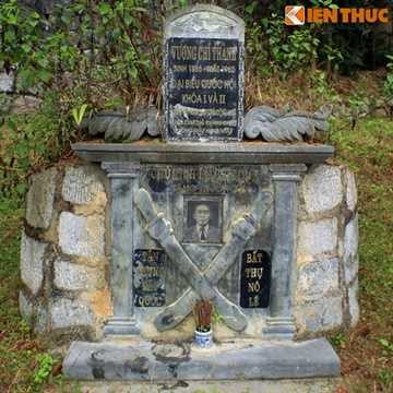 Bia mộ Vua Mèo ghi tên ông là Vương Chí Thành cùng chức danh Đại biểu quốc hội khía I và II nước VNDCCH. Đây là tên Bác Hồ gọi Vương Chí Sình sau khi kết nghĩa anh em với ông. Mộ phần còn có dòng chữ “Tận trung báo quốc, bất thụ nô lệ”. Dòng chữ này từng được khắc trên thanh gươm Bác Hồ tặng cho Vua Mèo. 