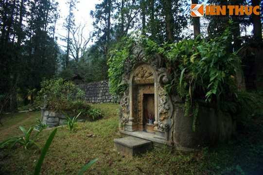  Cạnh mộ Vua Mèo Vương Chí Sình có mộ người vợ thứ ba của ông là bà Trương Mỹ Thuận. 