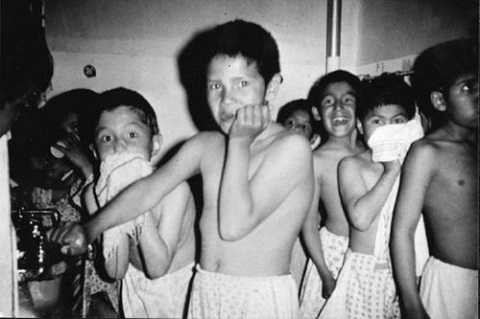 Những đứa trẻ suy dinh dưỡng đôi khi còn được dùng làm vật thí nghiệm Những đứa trẻ suy dinh dưỡng đôi khi còn được dùng làm vật thí nghiệm