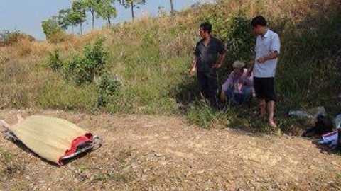 Thi thể người đàn ông được đưa lên bờ