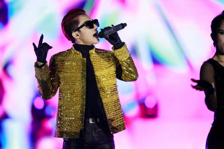 Bên cạnh những ca khúc hit quen thuộc, Sơn Tùng lại thể hiẹn khả năng hát những ca khúc mộc mạc, tình cảm với dân ca quan họ Bắc Ninh - Bèo dạt mây trôi.