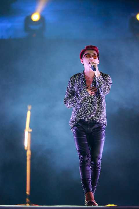 Dù giới chuyên môn hoài nghi rằng không đủ sức tự mình vùng vẫy trên sân khấu lớn, nhưng Sơn Tùng đã chứng minh được anh là nhân tố có sức hút, có thể khuấy động hàng ngàn khán giả