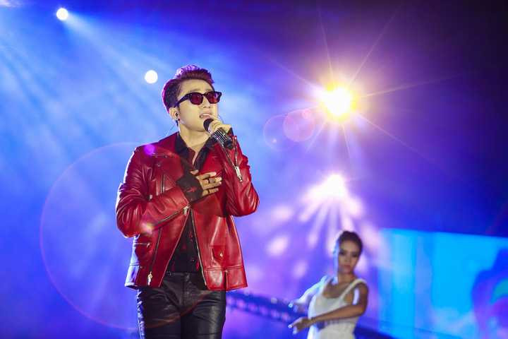 Chàng ca sỹ gốc Thái Bình cũng liên tục nói lời cảm ơn gia đình cũng như những người hâm mộ, những người đã luôn sát cánh bên Sơn Tùng trong những giai đoạn khó khăn