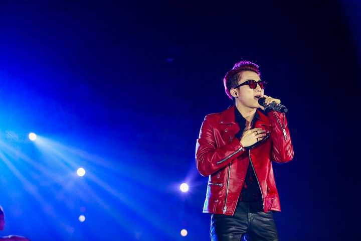 Sơn Tùng cũng thể hiện ca khúc Mẹ yêu dành tặng mẹ hay ca khúc Như ngày hôm qua dành tặng fan