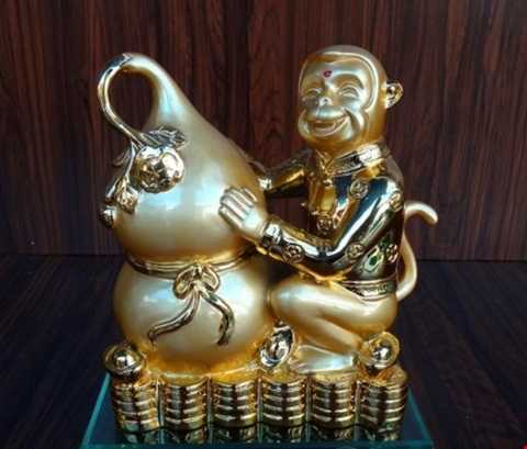 Đầu tiên có thể kể đến các loại tượng phong thủy. Người ta có thể sử dụng nhiều chất liệu để làm tượng như vàng, đồng, gỗ, đá ... Và cũng có nhiều hình dáng, tư thế khác nhau của những linh vật để người ta lựa chọn. Phổ biến là hình ảnh chú Khỉ đang ôm túi tài lộc khổng lồ