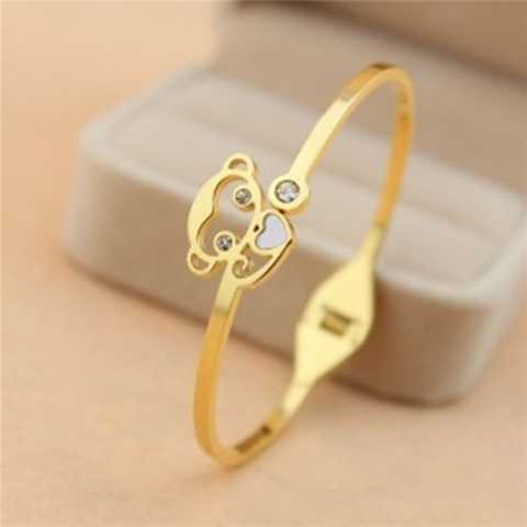 Lắc tay hình khỉ màu vàng thu hút được sự quan tâm của nhiều người. 